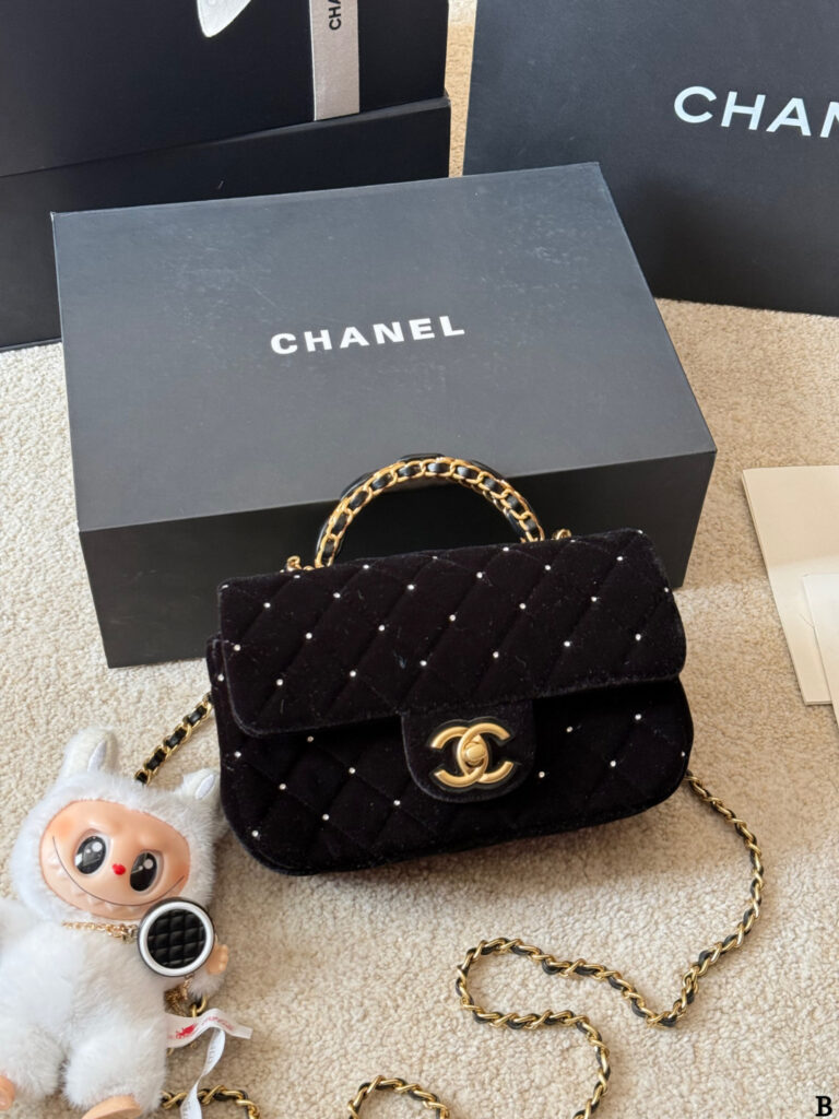 Chanel p235 CF CLogo OK x12x6cm 20 Crossbody Bag 20 editorial product context 3