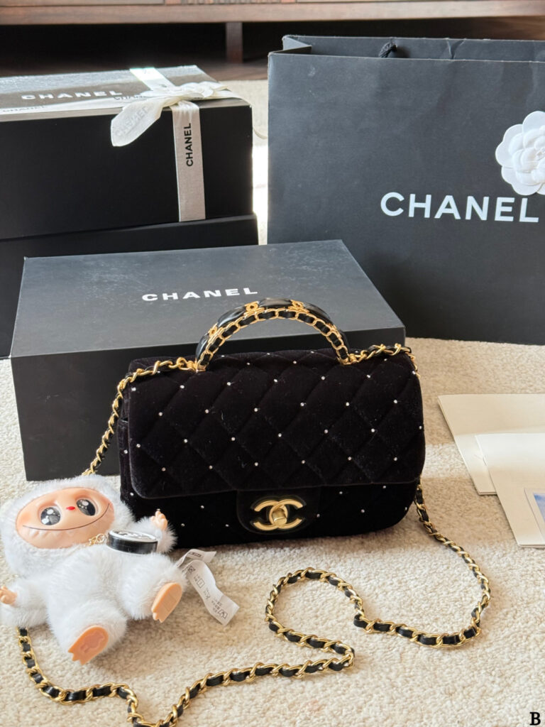 Chanel p235 CF CLogo OK x12x6cm Material Crossbody Bag 20 editorial product context 1