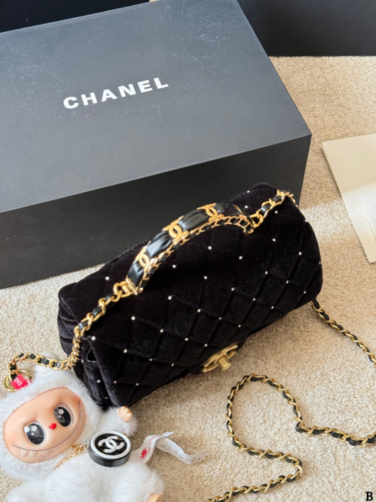 Chanel p235 CF CLogo OK x12x6cm 20 Crossbody Bag 20 editorial product context 2