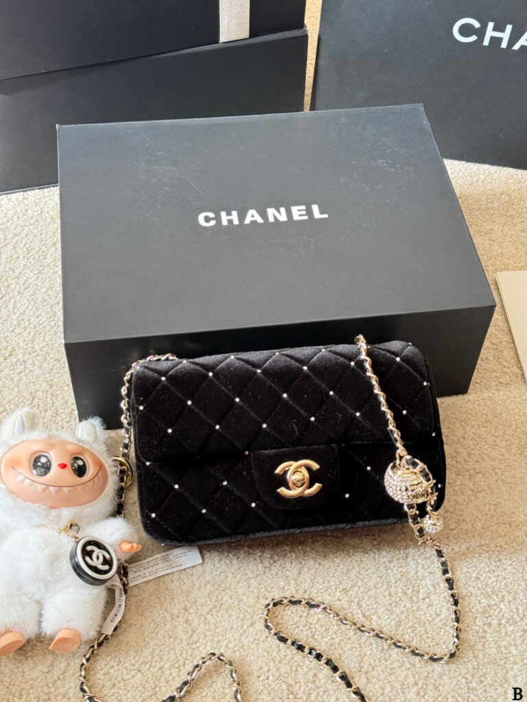 Chanel p235 p225 Arrival 18 Bag 18 cm editorial product context 2