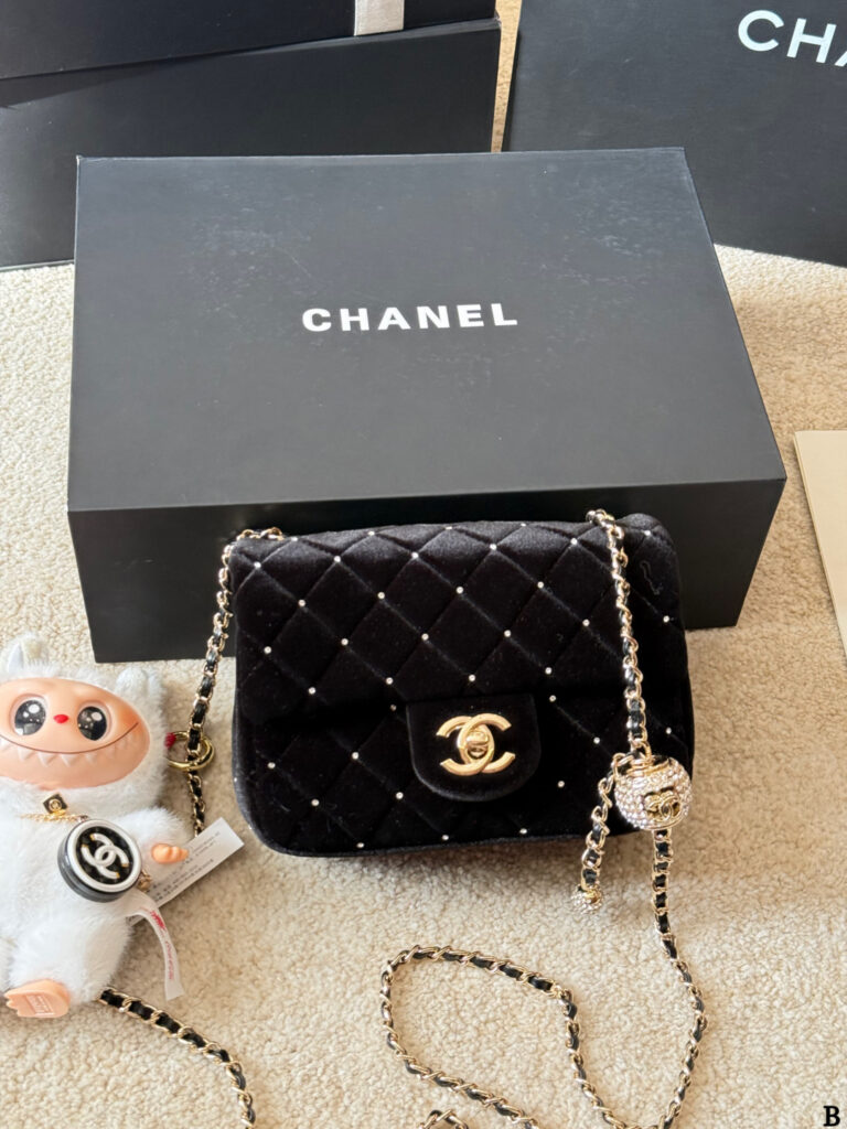 Chanel p235 p225 Arrival White 18 Bag 18 cm editorial product context 3
