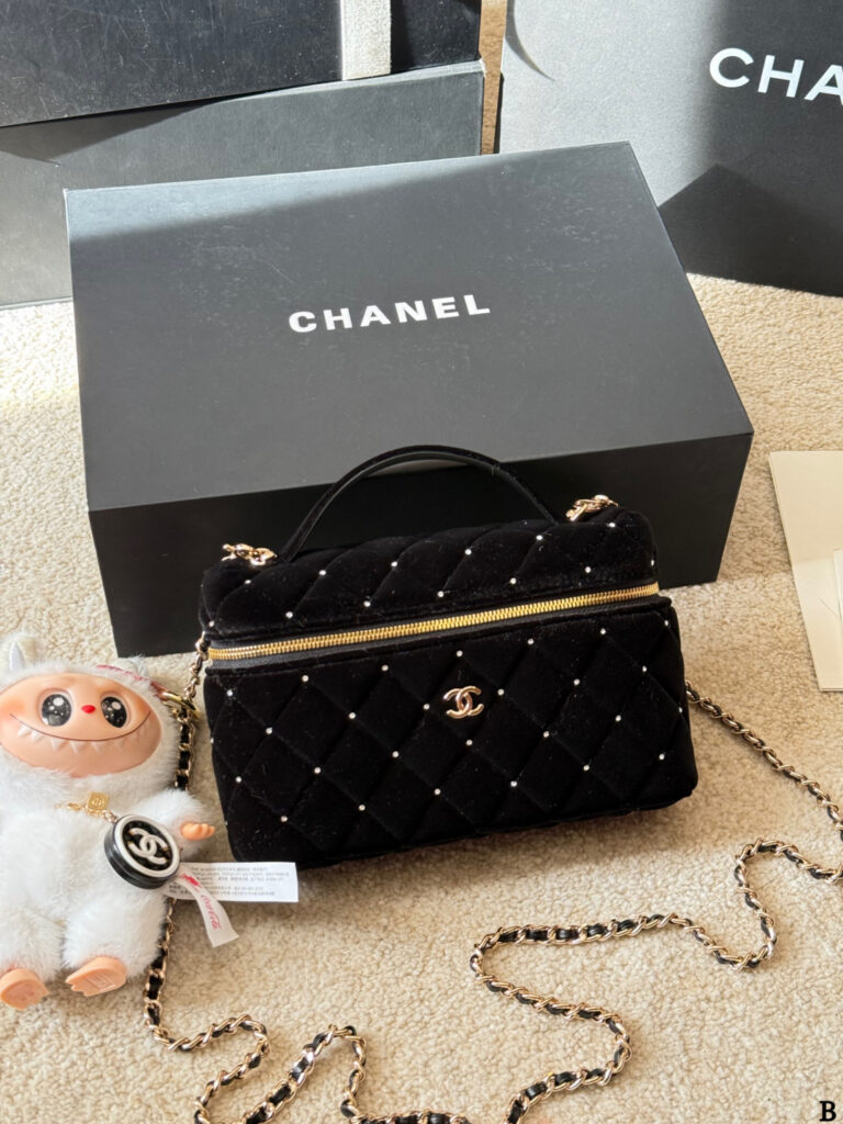 Chanel Lp 19 Black Bag 12 cm editorial product context 1