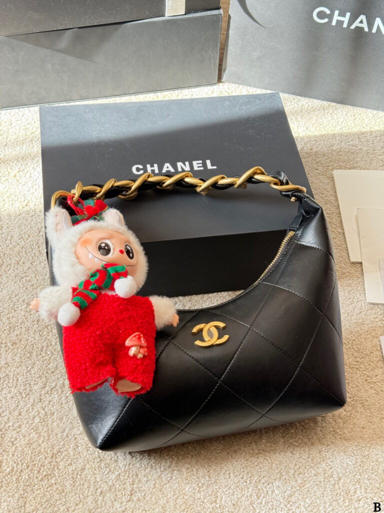 Chanel p195 KHobo Hobo CLogo x28x8cm Pattern Bags 24 x editorial product context 1