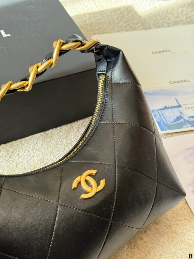 Chanel p195 KHobo Hobo CLogo x28x8cm 24 Bags 24 x editorial product context 2