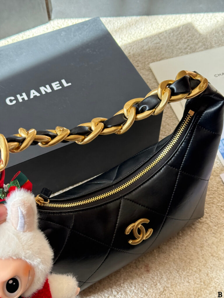 Chanel p195 KHobo Hobo CLogo x28x8cm Pattern Bags 24 x editorial product context 3