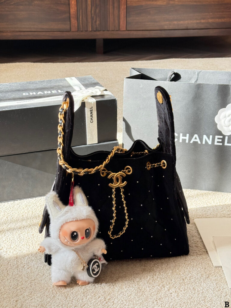 Chanel Leather Tote Bag 22 cm editorial product context 1