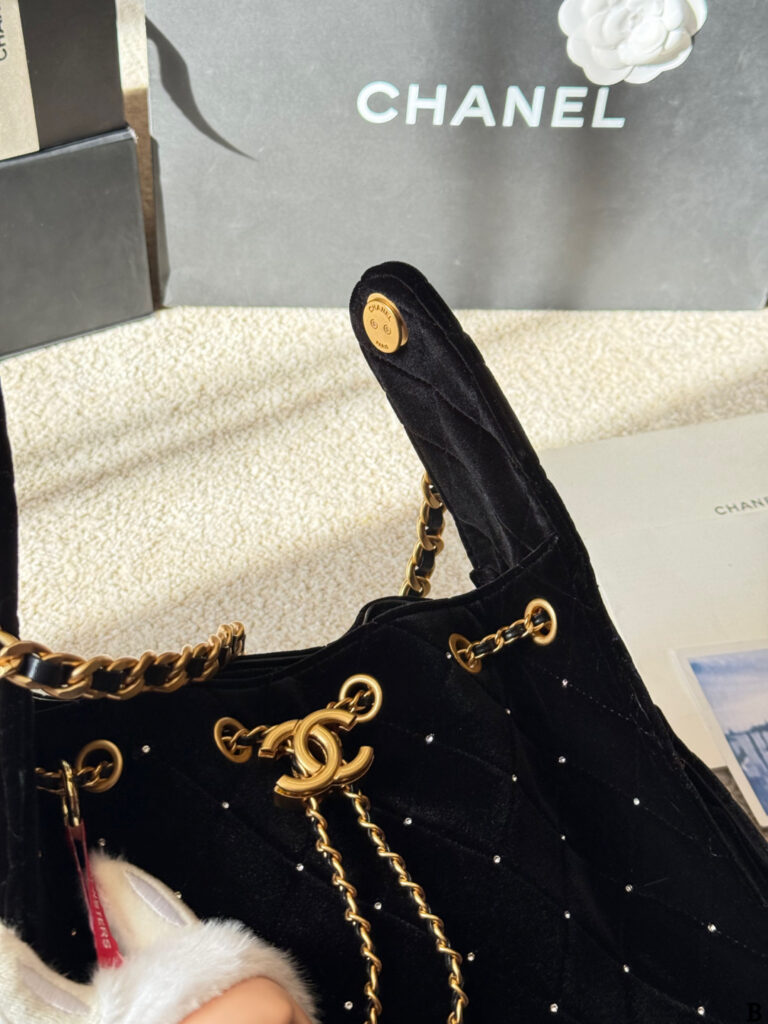 Chanel Leather Tote Bag 22 cm editorial product context 2