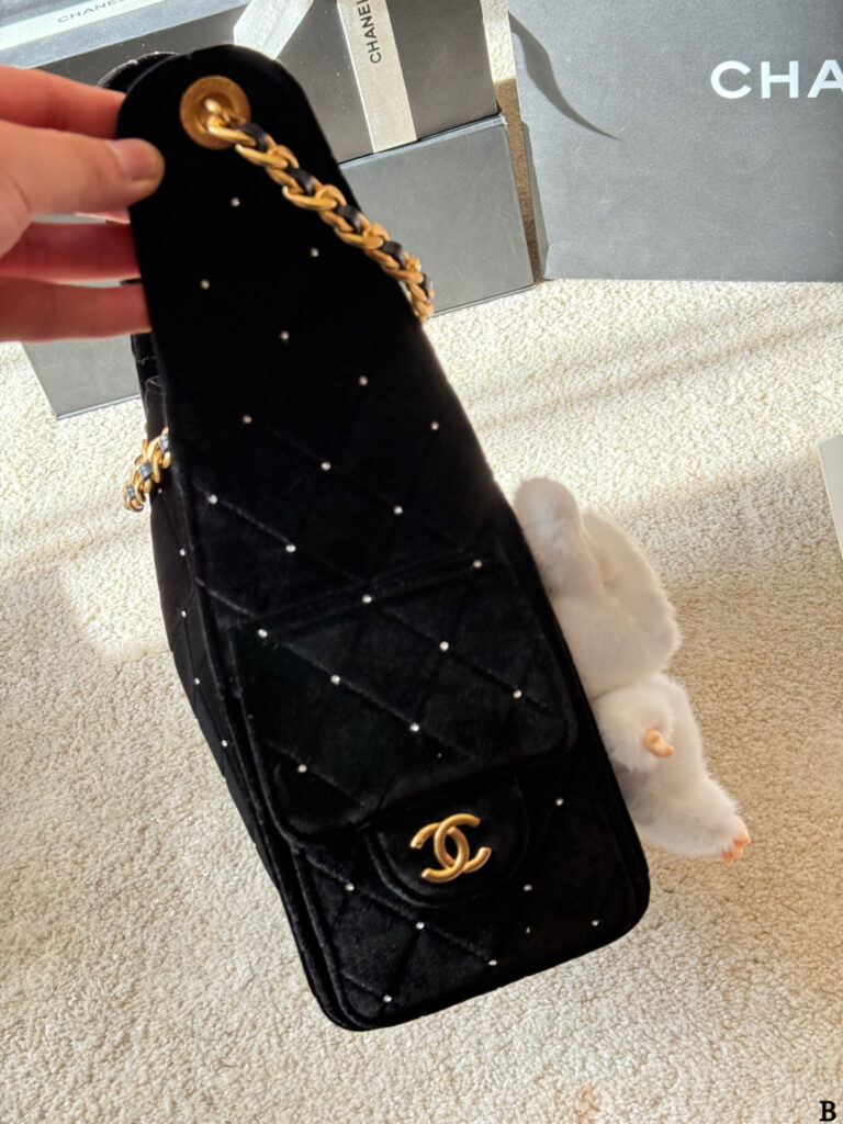 Chanel Leather Tote Bag 22 cm editorial product context 3