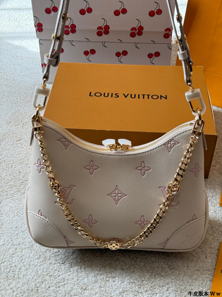 Louis Vuitton Boulogne Nice 27 Leather Crossbody Bag 20 cm editorial product context 2