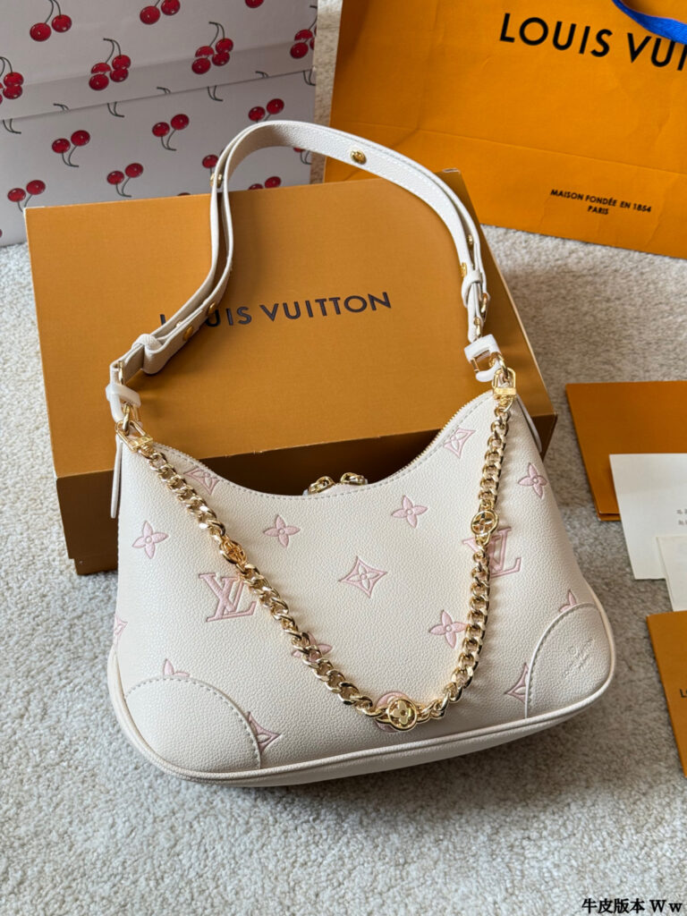 Louis Vuitton Boulogne Nice 27 Leather Crossbody Bag 20 cm editorial product context 3