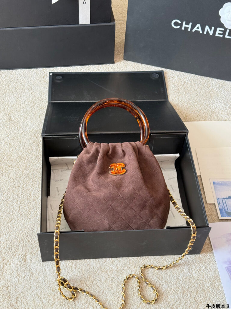 Chanel p135 CLogo 15 Material Lambskin Pattern Bags 18 cm editorial product context 2