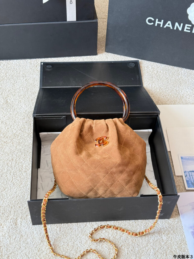 Chanel p135 CLogo 15 Material Lambskin Pattern Bags 18 cm editorial product context 1