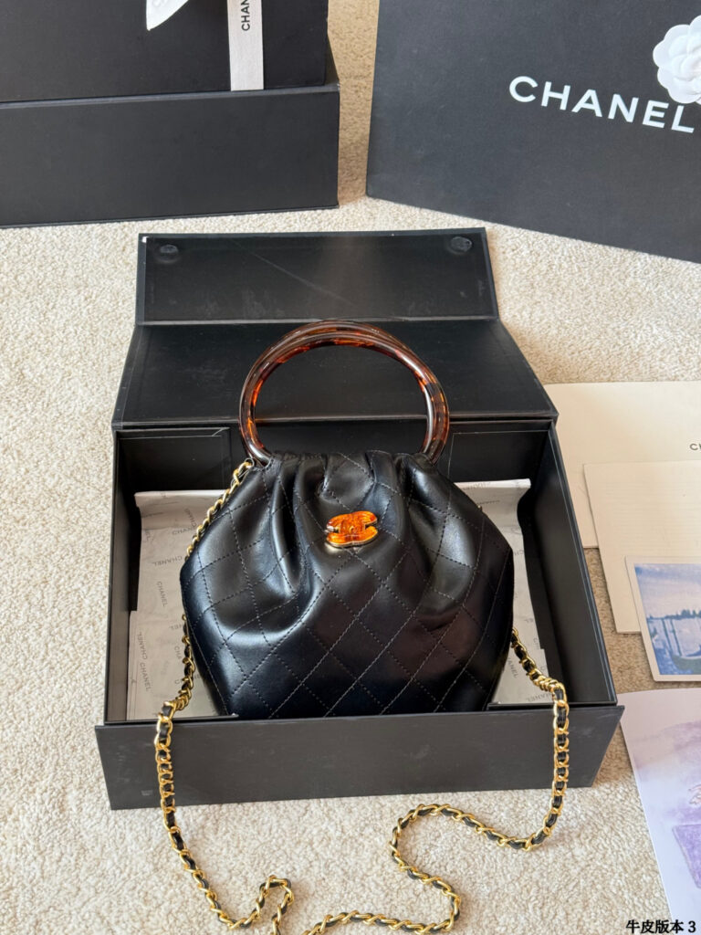 Chanel p135 CLogo 15 Material Lambskin Pattern Bags 18 cm editorial product context 3