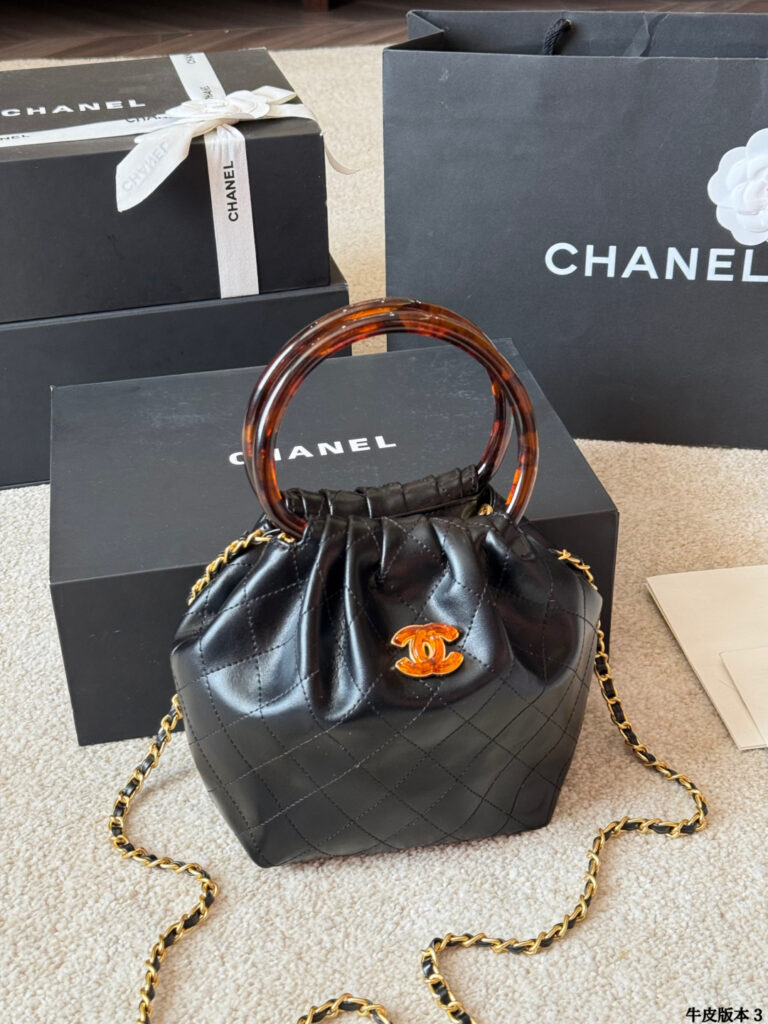Chanel p135 CLogo 15 18 Bag 18 cm editorial product context 3