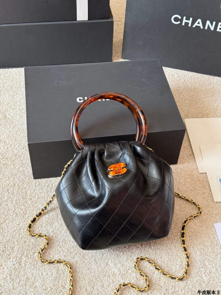 Chanel p135 CLogo 15 18 Bag 18 cm editorial product context 2