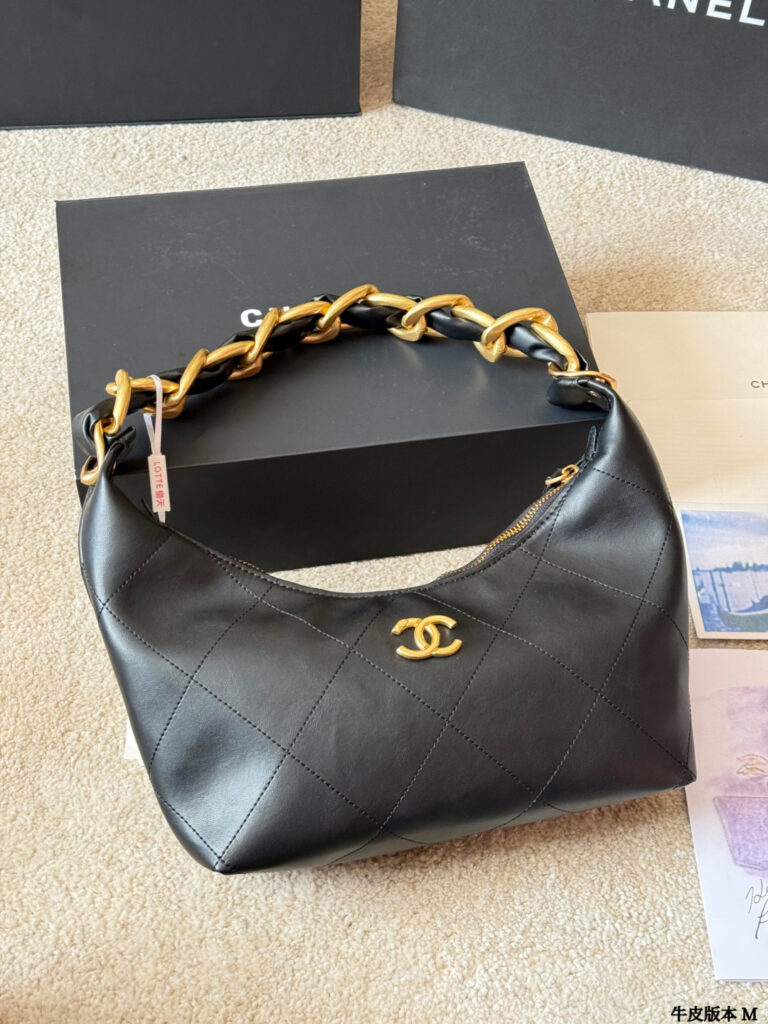 Chanel Black Leather Hobo Bag 28 x 8 cm editorial product context 2