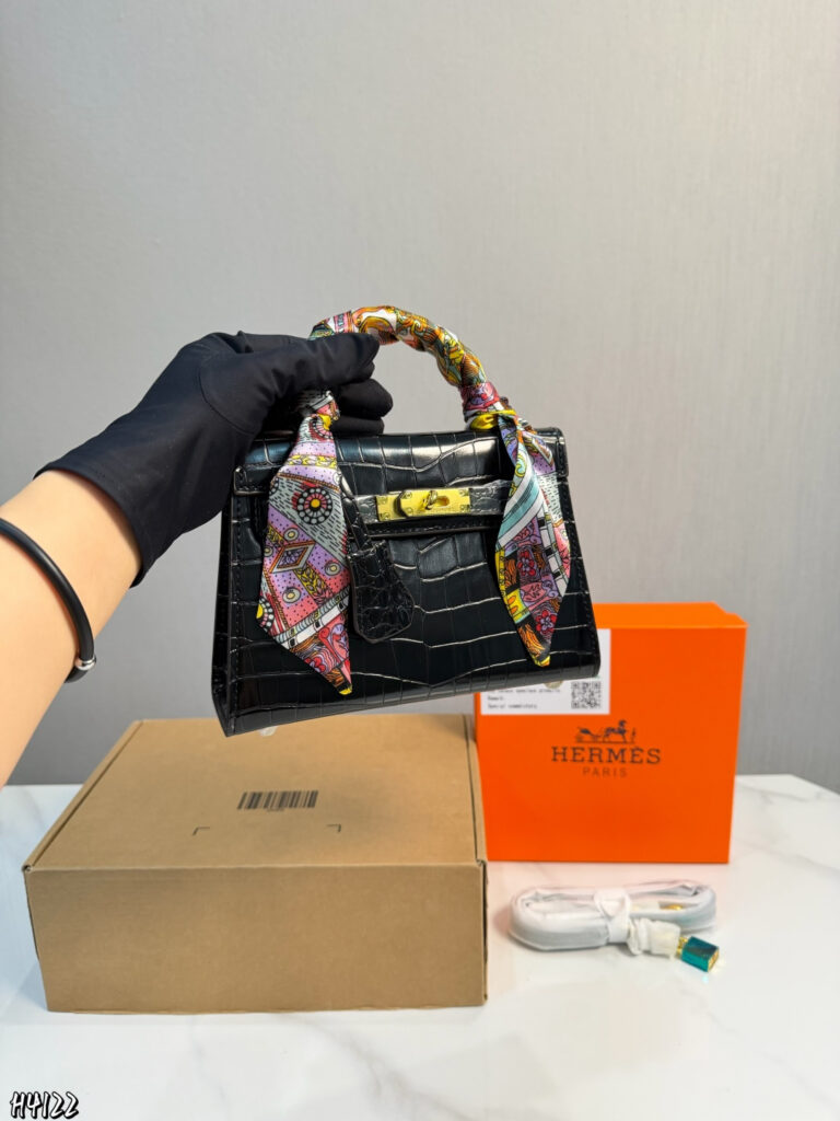 Hermes p120 kelly feel 19 Material Calfskin Clutch 1.9 x editorial product context 2