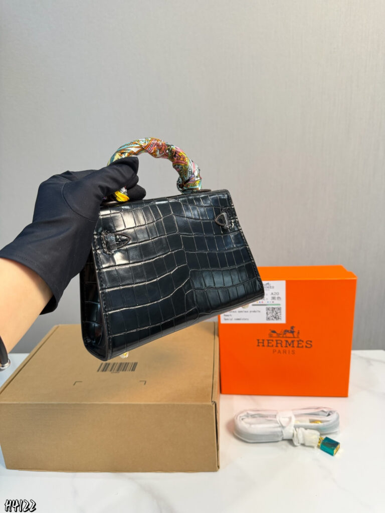 Hermes p120 kelly feel 19 Material Calfskin Clutch 1.9 x editorial product context 3