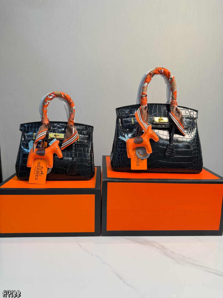 Hermes p130p125 30 16 24 25 12 Clutch 1.9 x editorial product context 1