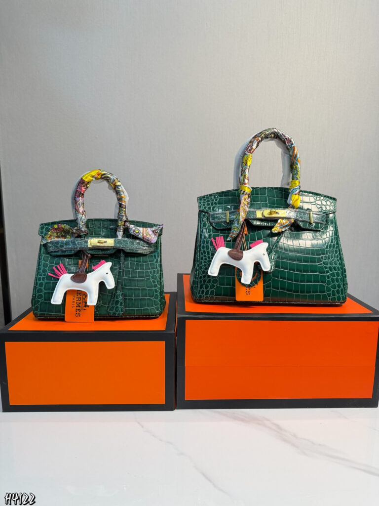 Hermes p130p125 30 16 24 25 12 Clutch 1.9 x editorial product context 2
