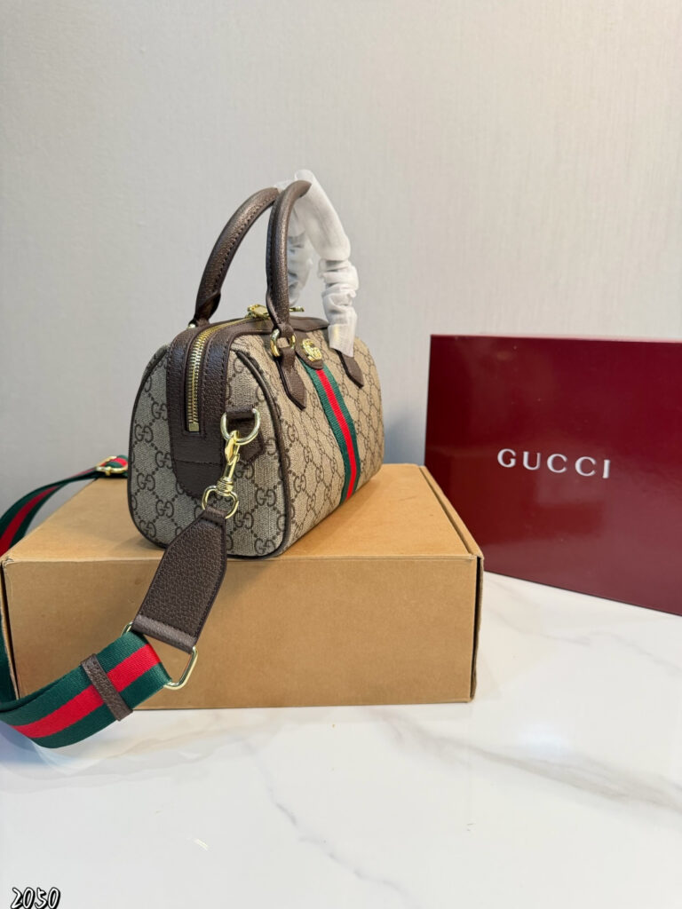 Gucci 21 Crossbody Bag 13 cm editorial product context 3
