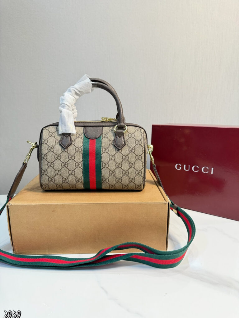 Gucci P110 21 Clutch 1.9 x 1.1 x 0.2 cm editorial product context 2