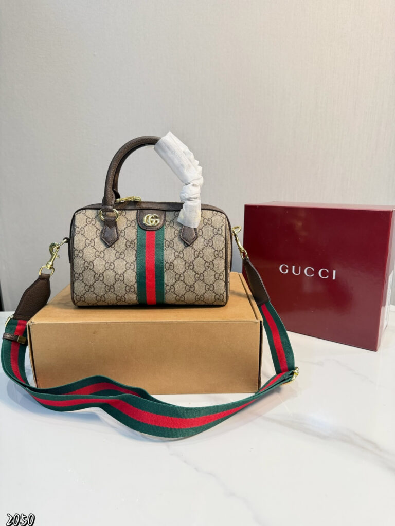 Gucci 21 Crossbody Bag 13 cm editorial product context 1