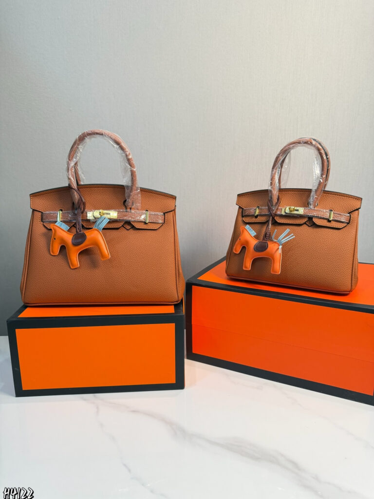 Hermes p225p215 30 16 24 25 12 Clutch 1.9 x editorial product context 3