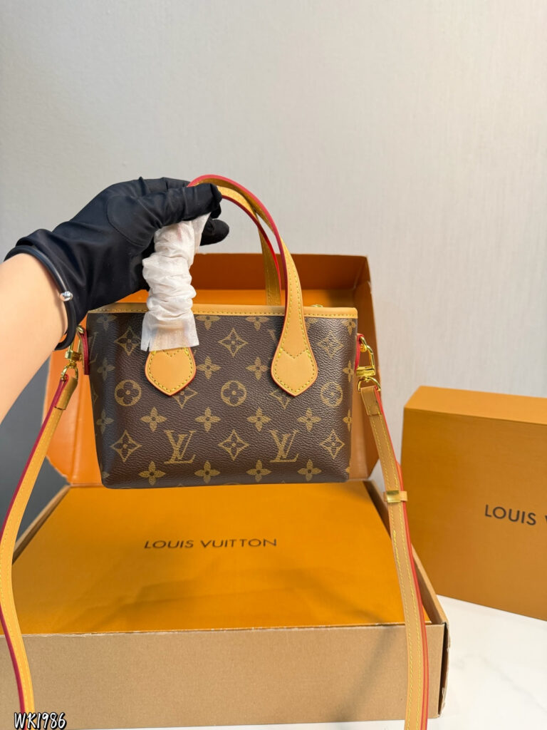 Louis Vuitton p125 Neverfull BB 18 11 Clutch 1.9 x editorial product context 3
