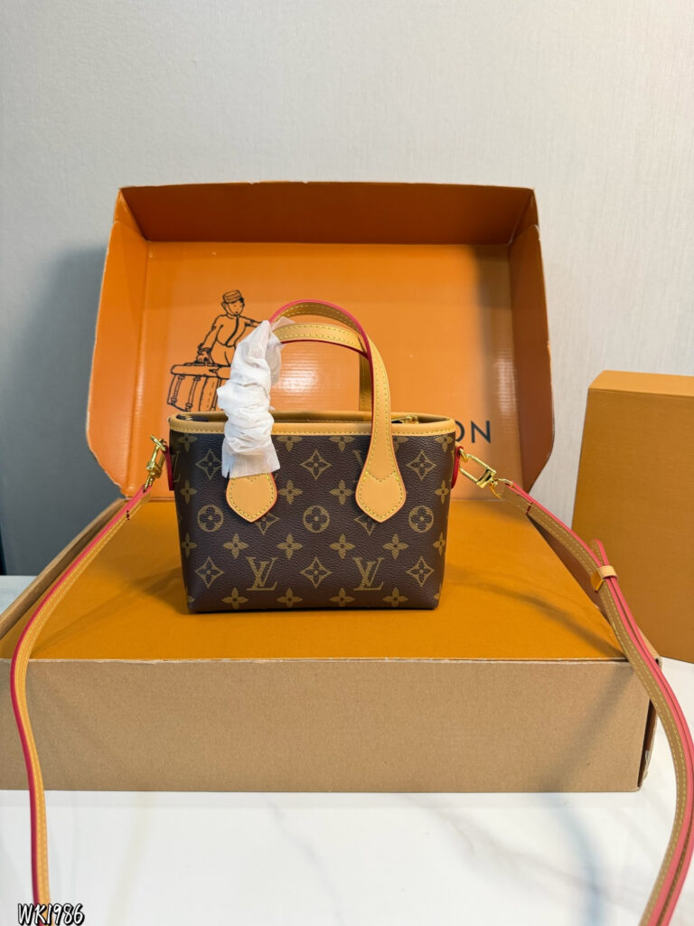 Louis Vuitton p125 Neverfull BB 18 11 Clutch 1.9 x editorial product context 1