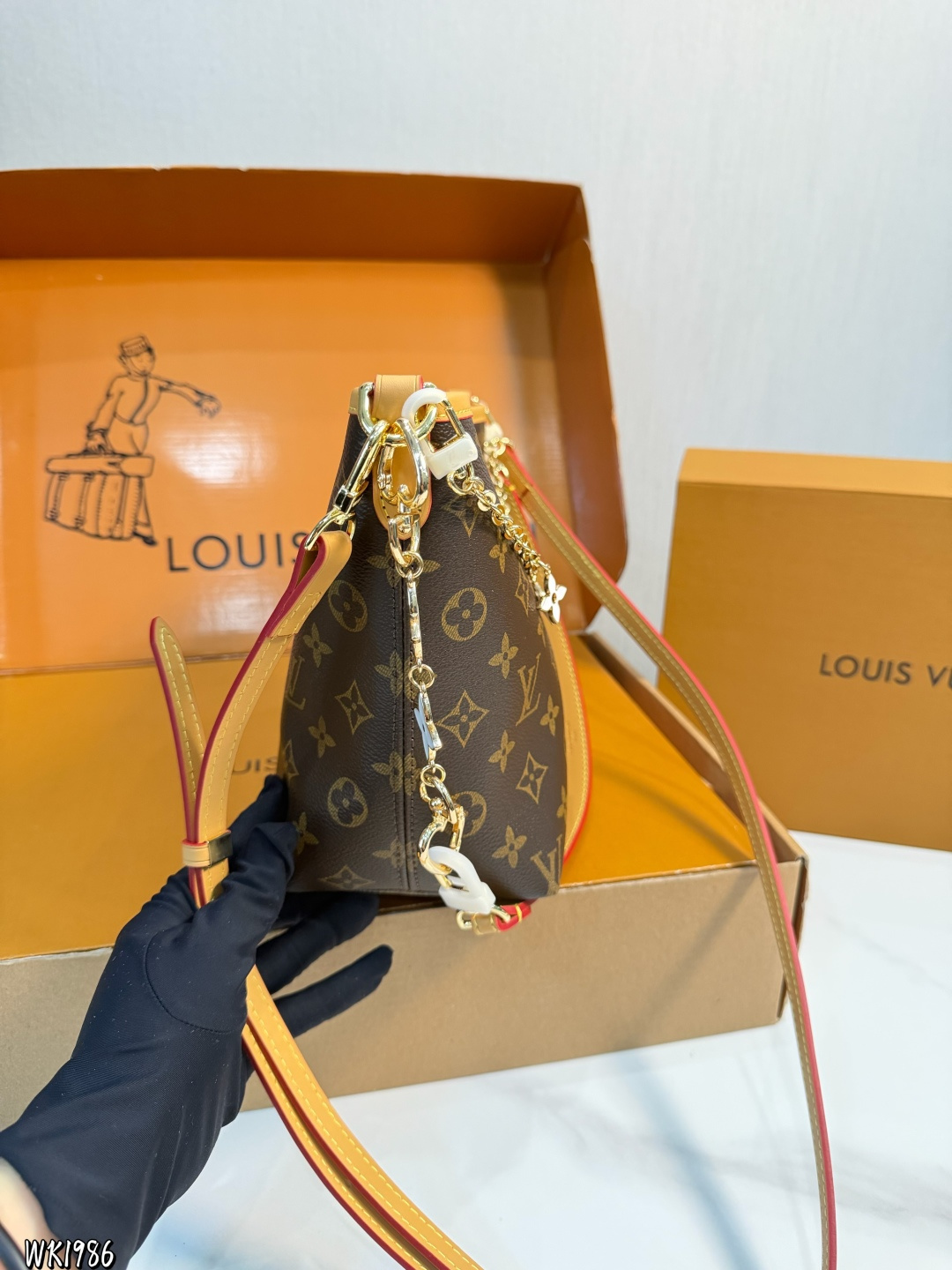 Louis Vuitton p140 17 Bucket Bag