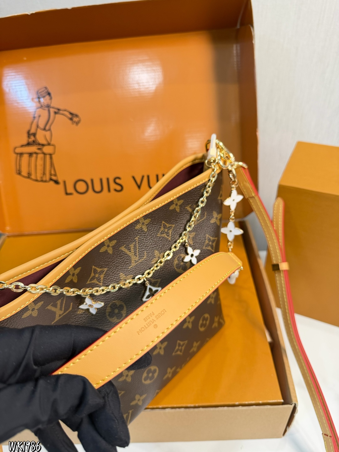 Louis Vuitton p140 17 Bucket Bag