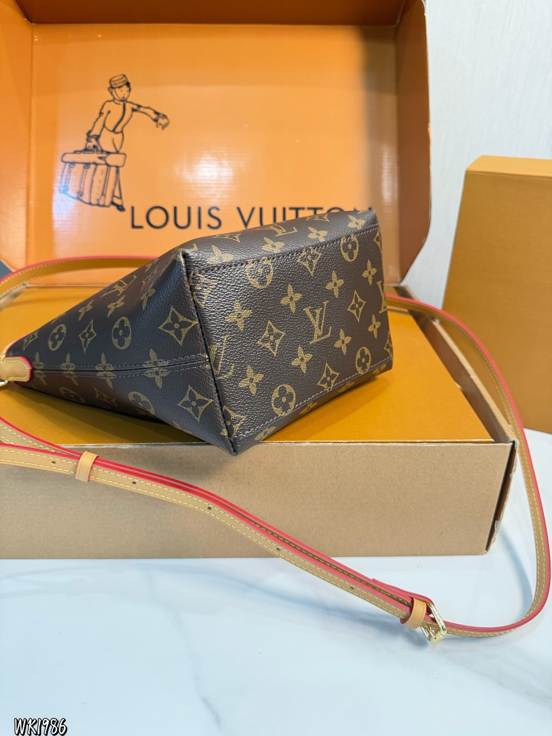 Louis Vuitton p140 17 Bucket Bag