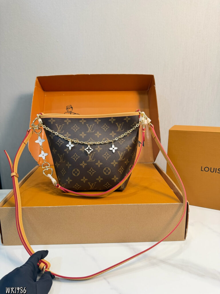 Louis Vuitton Bucket Bag 17 x 9 x 21 cm editorial product context 1