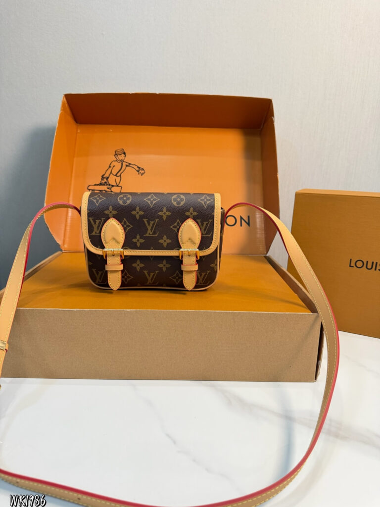 Louis Vuitton p140 20 Clutch 1.9 x 1.1 x 0.2 editorial product context 1