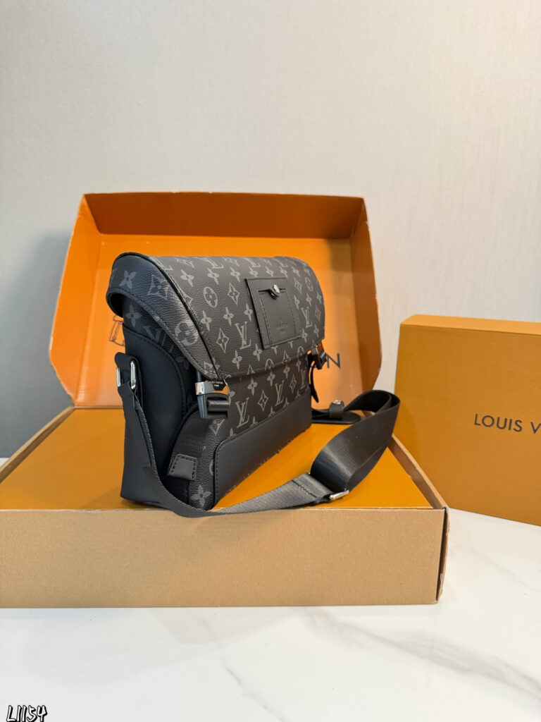 Louis Vuitton p145 SS MESSENGER KIM Jones 28 Clutch 1.9 editorial product context 3