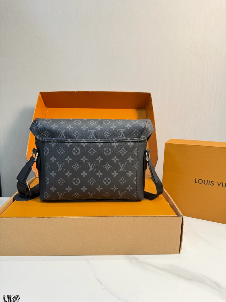 Louis Vuitton p145 SS MESSENGER KIM Jones 28 Clutch 1.9 editorial product context 2