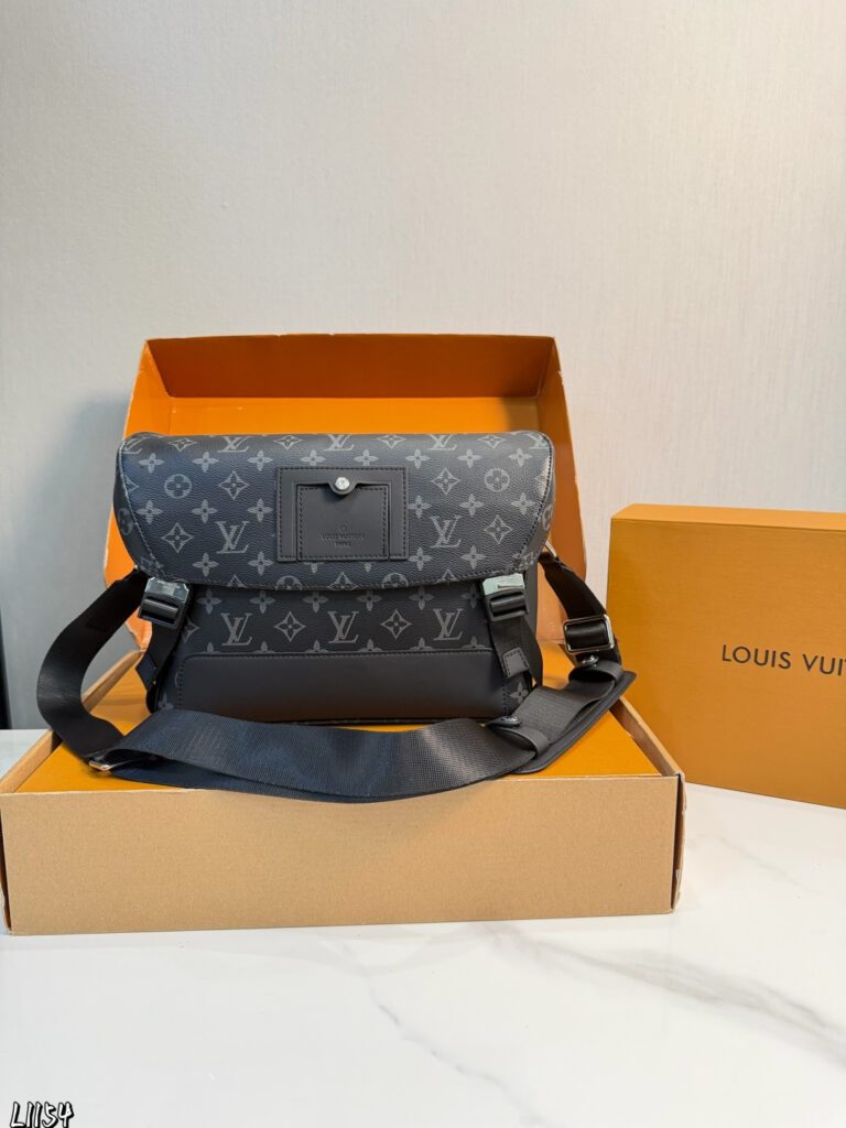 Louis Vuitton Ss Messenger Kim Jones Canvas Crossbody Bag 28 x 9 x 23 cm editorial product context 1