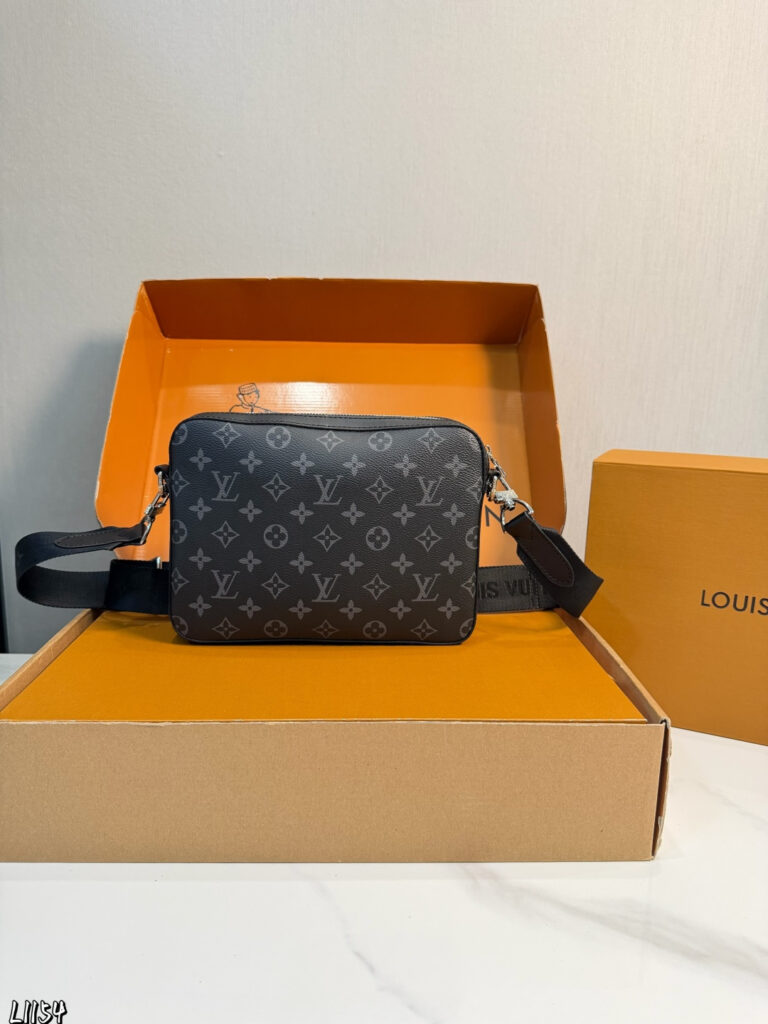 Louis Vuitton p135 25 Clutch 1.9 x 1.1 x 0.2 editorial product context 2