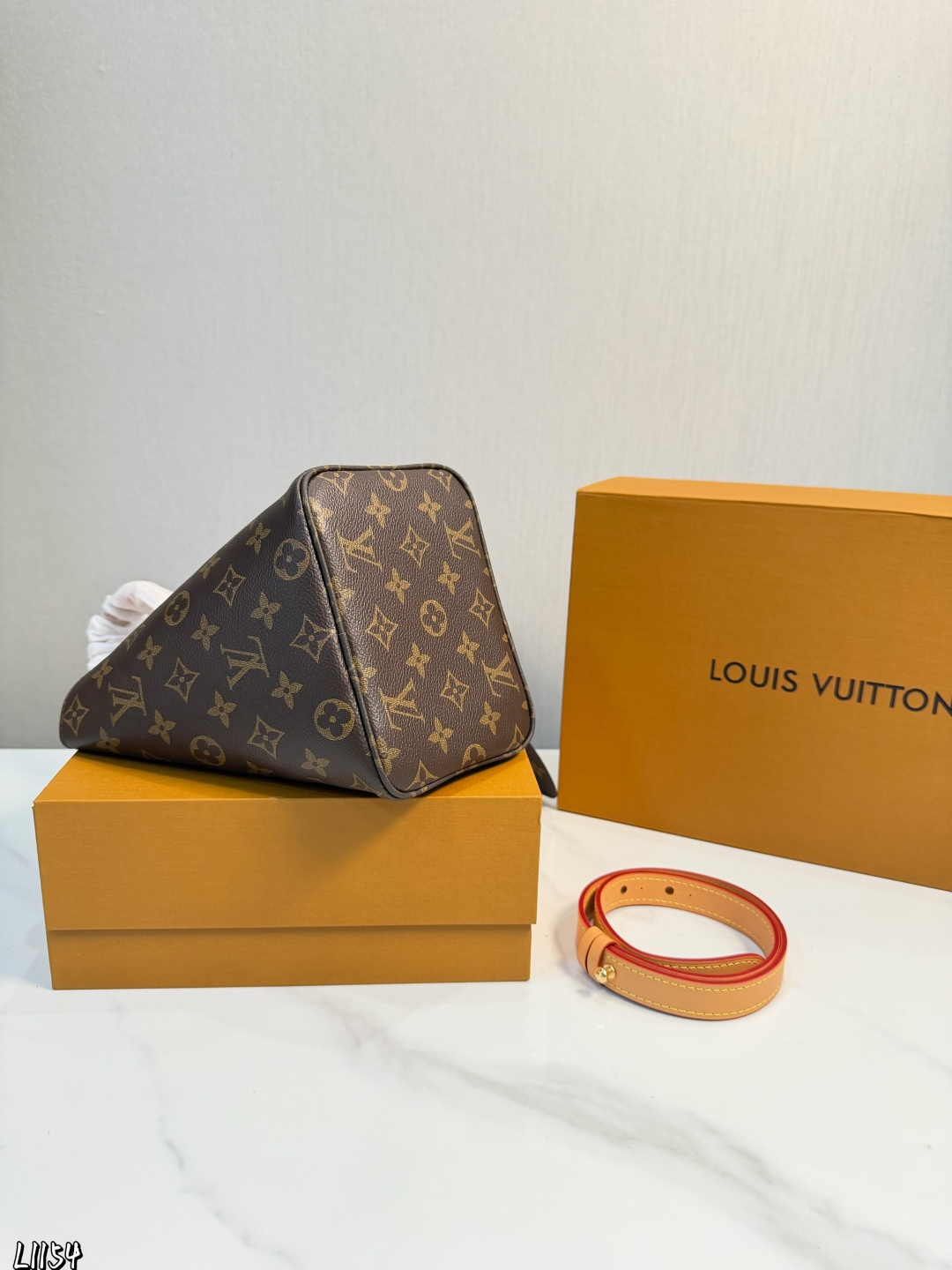 Louis Vuitton p130 ALL inbb 17 12 Bucket Bag