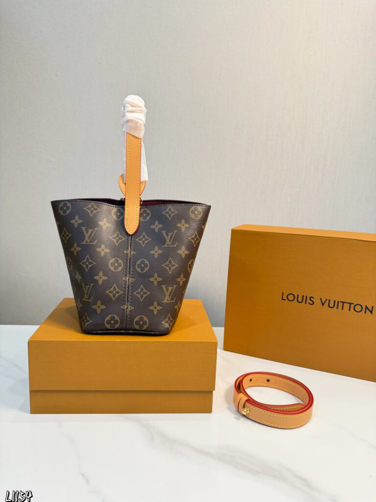 Louis Vuitton p130 ALL inbb 17 12 Bucket Clutch 1.9 editorial product context 2