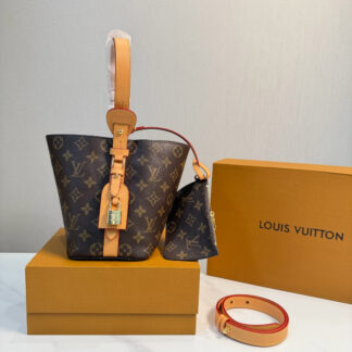 Louis Vuitton p130 ALL inbb 17 12 Bucket Clutch 1.9 x 1.1 x 0.2 cm