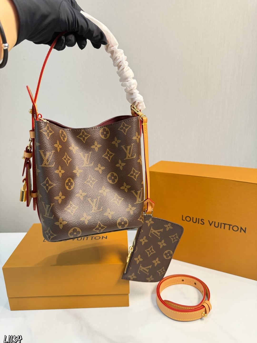 Louis Vuitton p130 ALL inbb 17 12 Bucket Bag