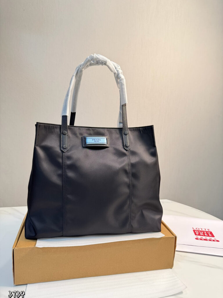 Prada p130 x34x16cm MAX OK OR Clutch 1.9 x 1.1 editorial product context 1