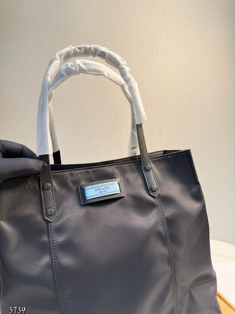 Prada p130 x34x16cm MAX OK OR Clutch 1.9 x 1.1 editorial product context 3