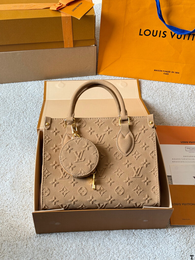 Louis Vuitton p140 Onthego VLL litton Logo Clutch 1.9 x editorial product context 2