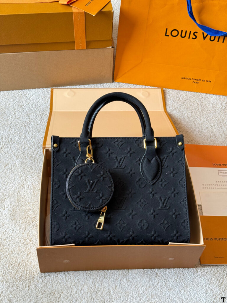 Louis Vuitton p140 Onthego VLL litton Logo Clutch 1.9 x editorial product context 3