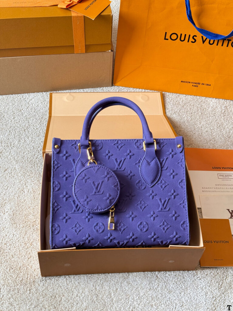 Louis Vuitton p140 Onthego VLL litton Logo Clutch 1.9 x editorial product context 2