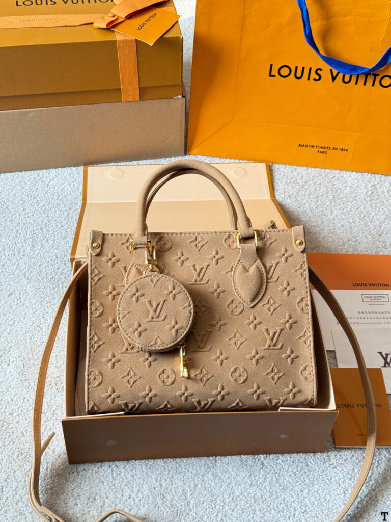 Louis Vuitton Onthego Vll Litton Logo Tote Bag 25 cm editorial product context 1