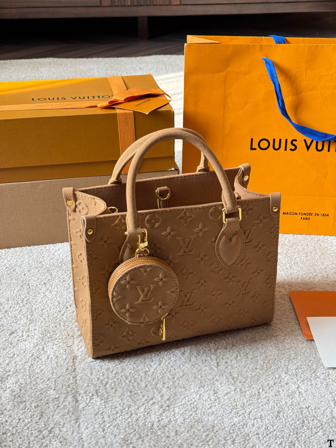Louis Vuitton p140 Onthego VLL litton Logo Tote Bag
